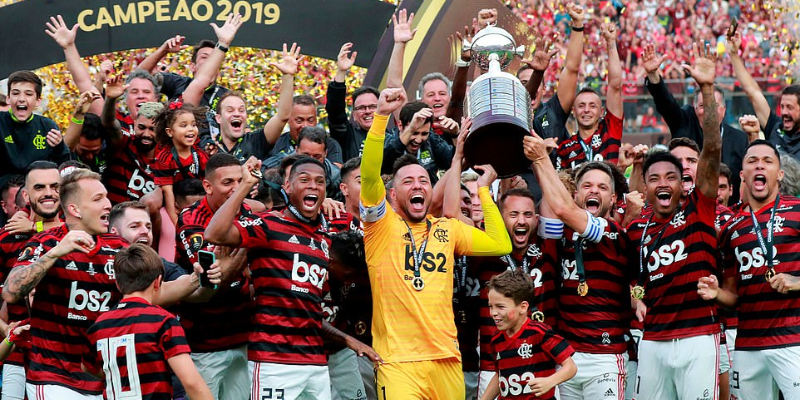 What defines a Flamengo midfield legend?